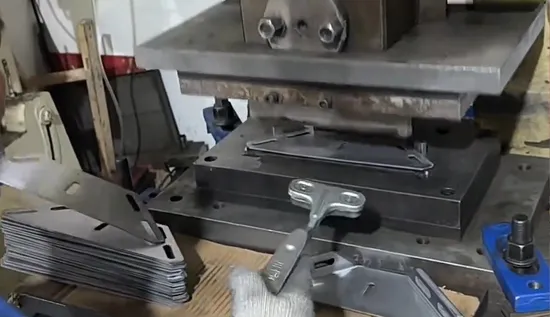 OEM Auto Part Precision Casting Aluminum Carbon Steel Stainless Steel Sand Casting Auto Part for Excavator/Tractor/Crane/Automobile/Industrial Parts